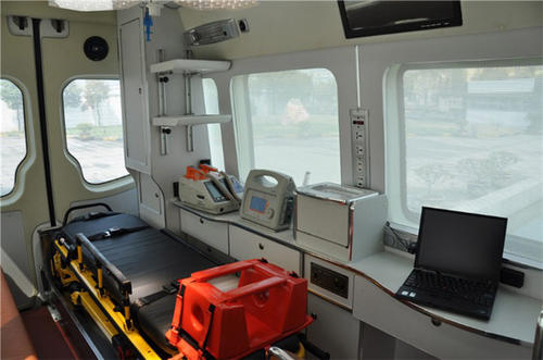 汤旺县救护车内部
